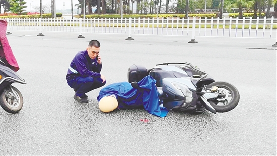 刘锋做好现场防护，并及时拨打120急救电话和122交通事故报警电话。