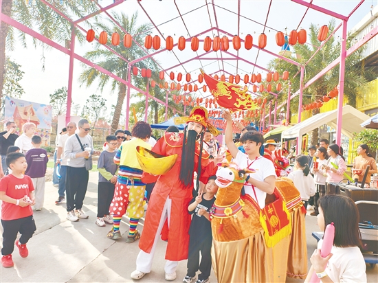 春节假期，趣味十足的巴贝高世界·比比亲子乐园有着超高人气。