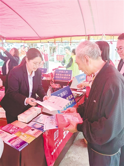 银行志愿者耐心为村民讲解金融安全知识。 银行志愿者耐心为村民讲解金融安全知识。