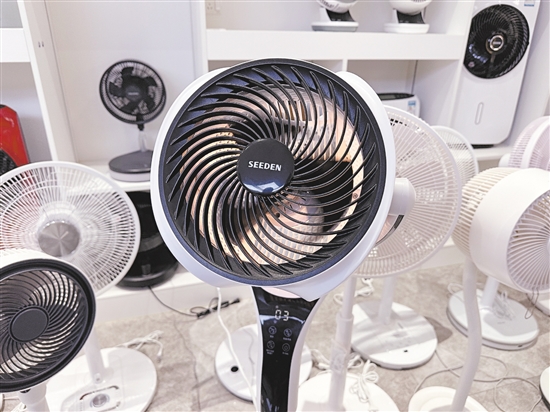 西点电器的产品展示厅陈列着款式多样的风扇。