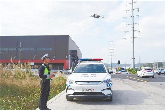新会公安创新勤务模式，警用无人机“走上”街头，开展常态化路面交通巡查管控工作。