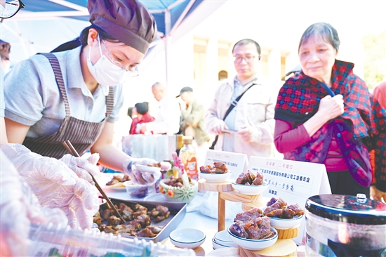 参赛选手认真准备菜品。