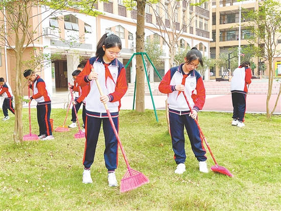 新会东区学校的同学们积极参与环境清洁行动。