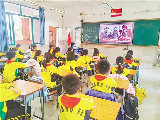 新会尚雅学校举办主题班会课，老师们带领学生感受榜样的力量。