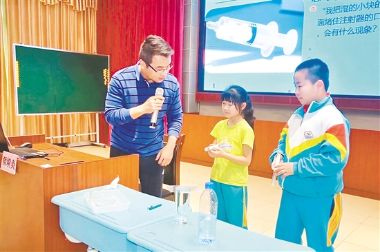 活动中，讲师带领同学们进行趣味实验，揭秘大气压现象。