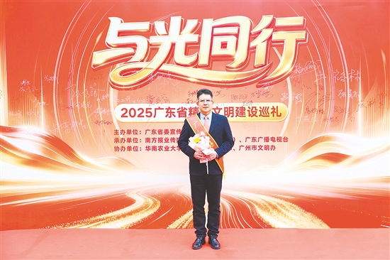 钟景贤深耕眼科临床、教学及科研近40年,曾带队深入广东、海南、四川、甘肃、内蒙古等省区超4000个乡村开展诊疗,为山区群众送去光明。 钟景贤深耕眼科临床、教学及科研近40年,曾带队深入广东、海南、四川、甘肃、内蒙古等省区超4000个乡村开展诊疗,为山区群众送去光明。