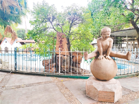 蓬莱公园内的儿童游泳池等设施承载着不少江门人的回忆。