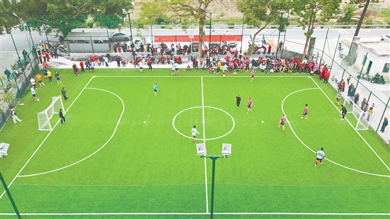 结合村里足球运动盛行的特点,沙云村对原沙洞小学的闲置地块实施改造,建成标准五人足球场,为村民日常休闲运动提供优质场所。 结合村里足球运动盛行的特点,沙云村对原沙洞小学的闲置地块实施改造,建成标准五人足球场,为村民日常休闲运动提供优质场所。