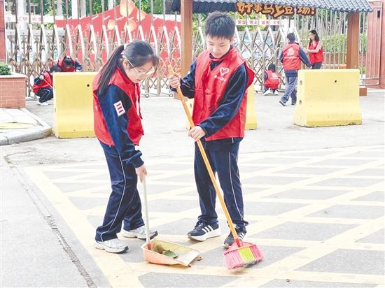 少先队员们化身为“校园美容师”，为打造美丽校园出力。