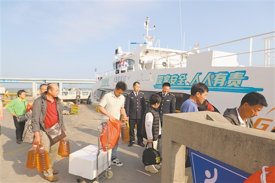 江门海事局强化重点客运航线、渡口现场监管，确保旅客水路出行安全、有序、畅通。