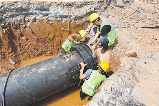 江门公用水务紧扣城市发展布局，全力推进重点管网建设。图为迎宾大道DN800给水管改造工程施工现场。该项目已于去年8月完工。
