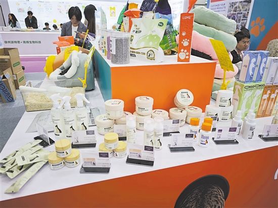 在深圳国际宠物展上，江门宠物用品企业携创新产品矩阵亮相。