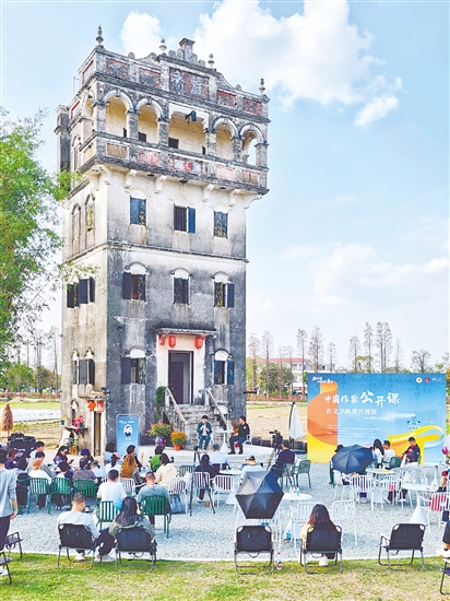 中国作家公开课“在文学的迷宫漫游”在开平赤坎鹰村营地举行。作家蔡骏与市民群众畅谈交流。郭永乐