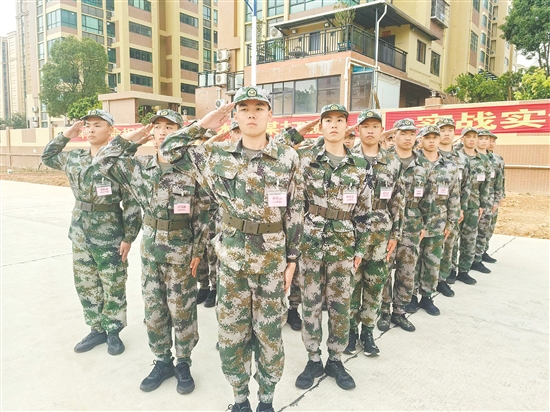 新会区预定新兵整齐列队。