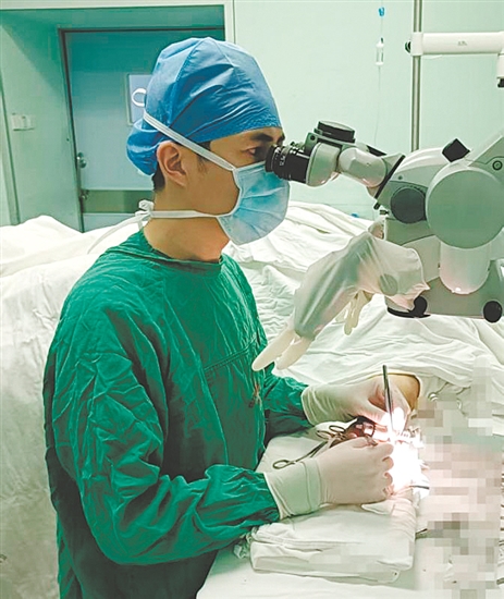 医生为患者施行手术。 医生为患者施行手术。