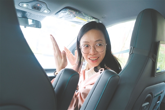 司徒嘉馨车内讲课。