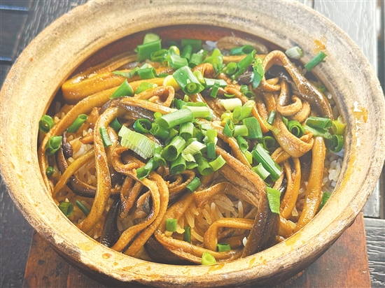 黄鳝煲仔饭最受欢迎。 黄鳝煲仔饭最受欢迎。