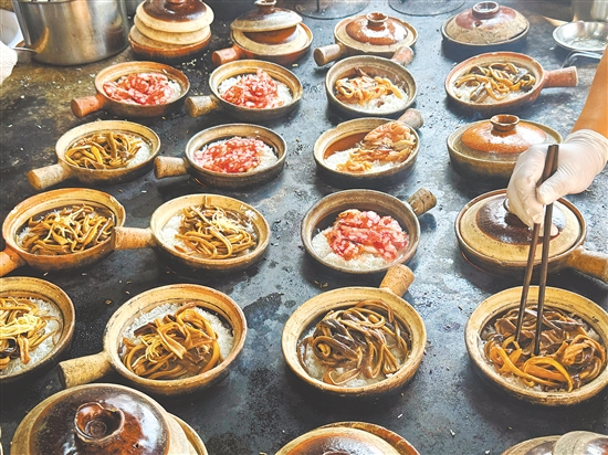 柴火煲仔饭受到食客的青睐。 柴火煲仔饭受到食客的青睐。