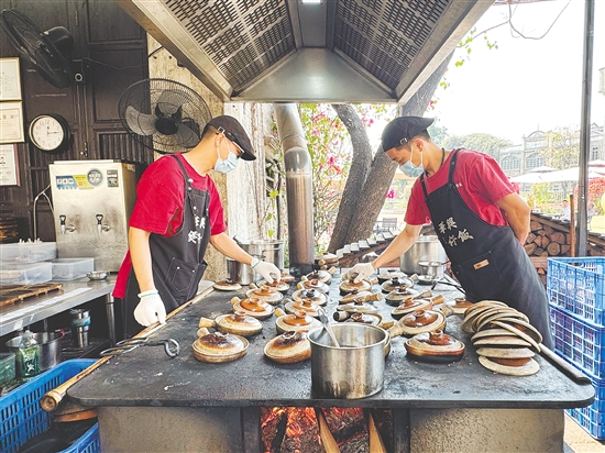 师傅正在烹饪煲仔饭。 师傅正在烹饪煲仔饭。