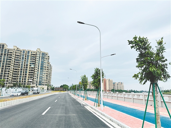 从路面破损、井盖异响到路灯不亮、管道堵塞,群众的烦心事一经反映,便能得到快速响应和高效处置。 从路面破损、井盖异响到路灯不亮、管道堵塞,群众的烦心事一经反映,便能得到快速响应和高效处置。