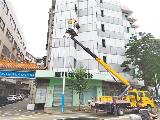 城管部门及时维修路灯。 城管部门及时维修路灯。