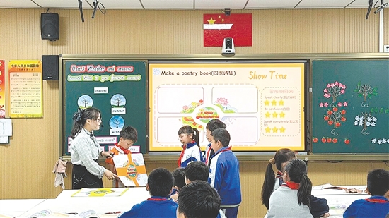 三埠街道小学举办英语优质课比赛,教师引领学生沉浸英语学习。 三埠街道小学举办英语优质课比赛,教师引领学生沉浸英语学习。