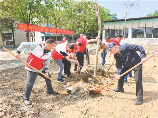 政商携手共建“湘商林”，为春日苍城注入蓬勃生机。