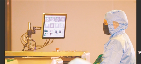 质检员正在对产品进行检测。 质检员正在对产品进行检测。