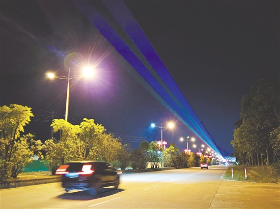 台山交警在台山重点路段新添12套防疲劳激光灯，为夜间行车点亮“安全灯塔”。