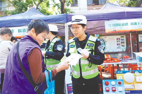 江门交警深入社区，积极开展面向老年群体的交通安全宣传活动。