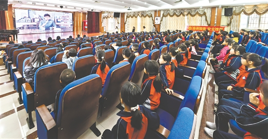 中国银行江门分行“消保宣传团”的讲师们，为小学生们量身定制金融课堂。