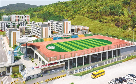 鹤山市将以实施“教育六大行动”为抓手,推动教育事业从“优质均衡”向“卓越发展”跨越。图为鹤山工业城第一小学。 鹤山市将以实施“教育六大行动”为抓手,推动教育事业从“优质均衡”向“卓越发展”跨越。图为鹤山工业城第一小学。