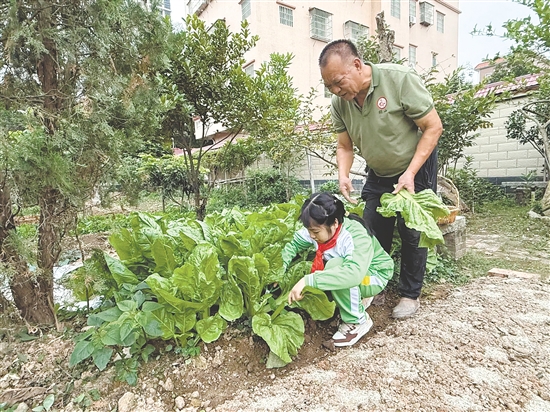“无作业日”把更多自主时间还给学生,为学生提升综合素养提供充足的时空条件,引领他们培养兴趣特长、涵养健全人格。 “无作业日”把更多自主时间还给学生,为学生提升综合素养提供充足的时空条件,引领他们培养兴趣特长、涵养健全人格。