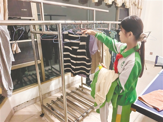 学生在“无作业日”主动参与家务劳动,培养劳动意识和责任担当。 学生在“无作业日”主动参与家务劳动,培养劳动意识和责任担当。