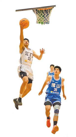 面对对手的防守，江门队队员奋力拼搏，打出了精气神，充分展现了侨乡儿女不服输、不气馁的精神风貌。