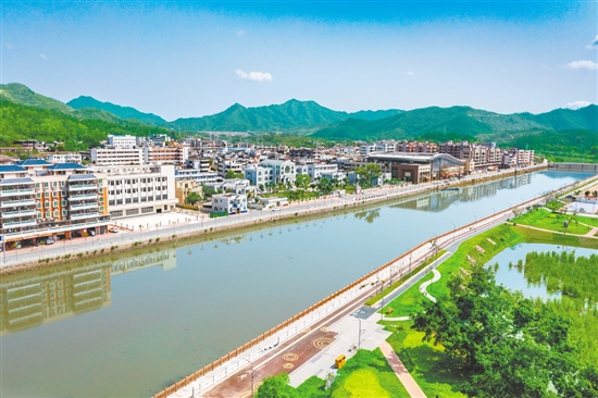 深井镇通过实施美丽圩镇“七个一”建设，一河两岸颜值更高了、品质更优了、人居环境更好了。