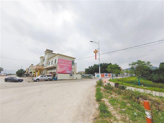 改造前的乡镇入口