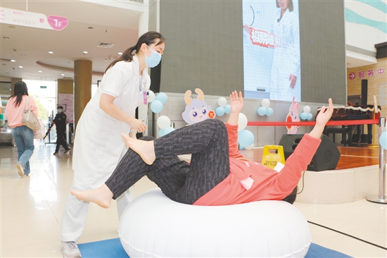 治疗师指导患者进行康复运动。