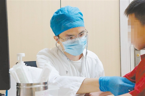 医生对患儿进行检查。 医生对患儿进行检查。