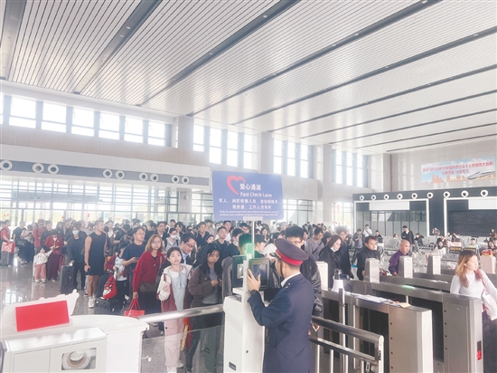 今年春运期间，恩平站发送旅客55249人次，到达旅客56818人次，收发总量逾11.2万人次。