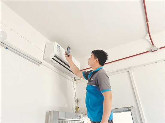 侨胞捐赠的空调已安装到位。