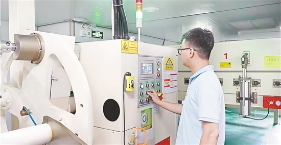 企业组建专业技术研发团队,重点攻关环保型、高性能胶粘材料核心技术。 企业组建专业技术研发团队,重点攻关环保型、高性能胶粘材料核心技术。