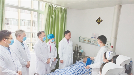 专家团队在开平市中医院开展教学查房与疑难病例讨论活动。