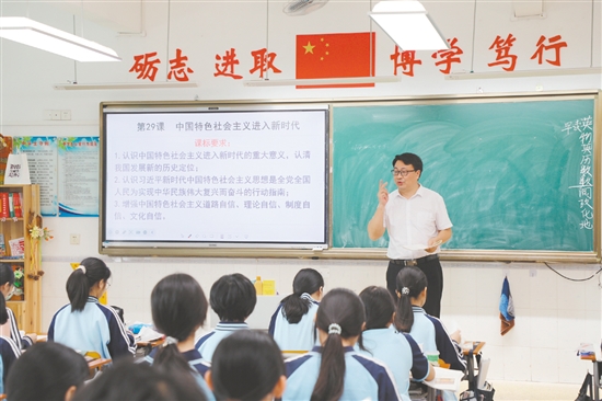 欧阳铁树正在给学生上课。