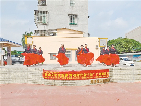 舞者用舞姿抒发对幸福生活的由衷赞美。 舞者用舞姿抒发对幸福生活的由衷赞美。