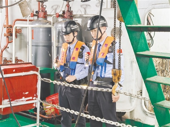 执勤民警登轮完成人证对照、船体检查及入境手续办理。 执勤民警登轮完成人证对照、船体检查及入境手续办理。