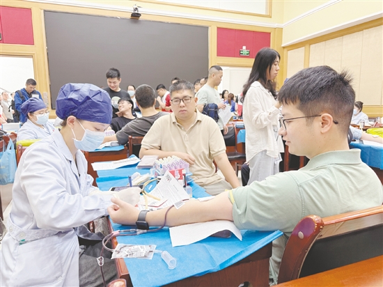 台山市直机关单位干部职工积极响应、踊跃献血。 台山市直机关单位干部职工积极响应、踊跃献血。