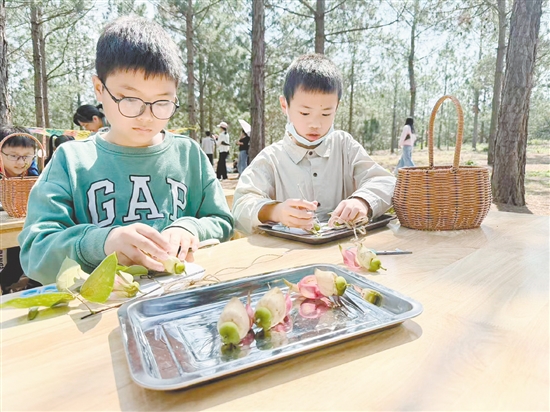 孩子们在台山市红岭种子园动手拼贴植物画作。