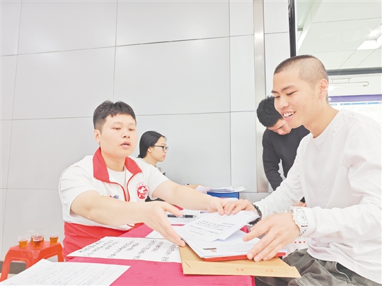 在工作人员的指引下，退役军人10分钟就完成了报到手续。