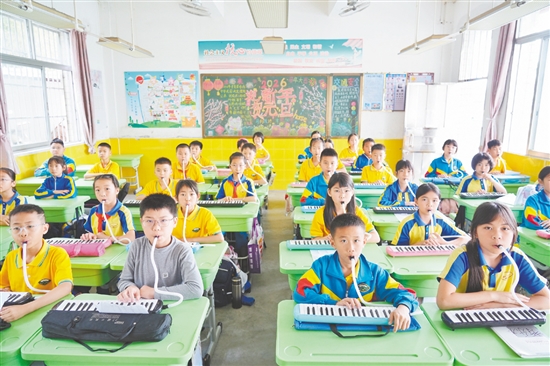 沙坪街道玉桥小学将口风琴乐器引入校园,打造“口风琴进课堂”音乐特色课程,让这一轻巧的乐器成为学校美育的鲜活载体。 沙坪街道玉桥小学将口风琴乐器引入校园,打造“口风琴进课堂”音乐特色课程,让这一轻巧的乐器成为学校美育的鲜活载体。